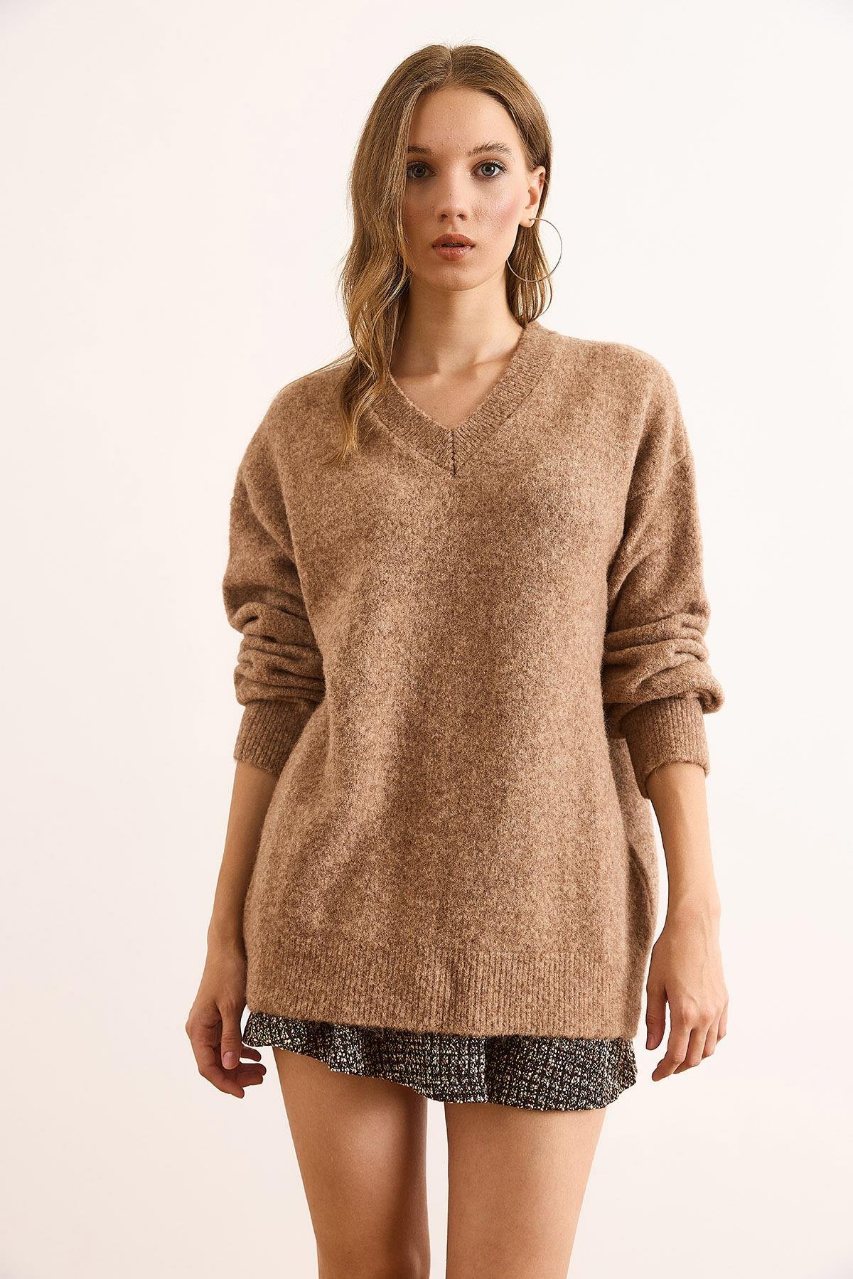 V Yaka Yumuşak Dokulu Relaxed Fit Kazak Kahverengi