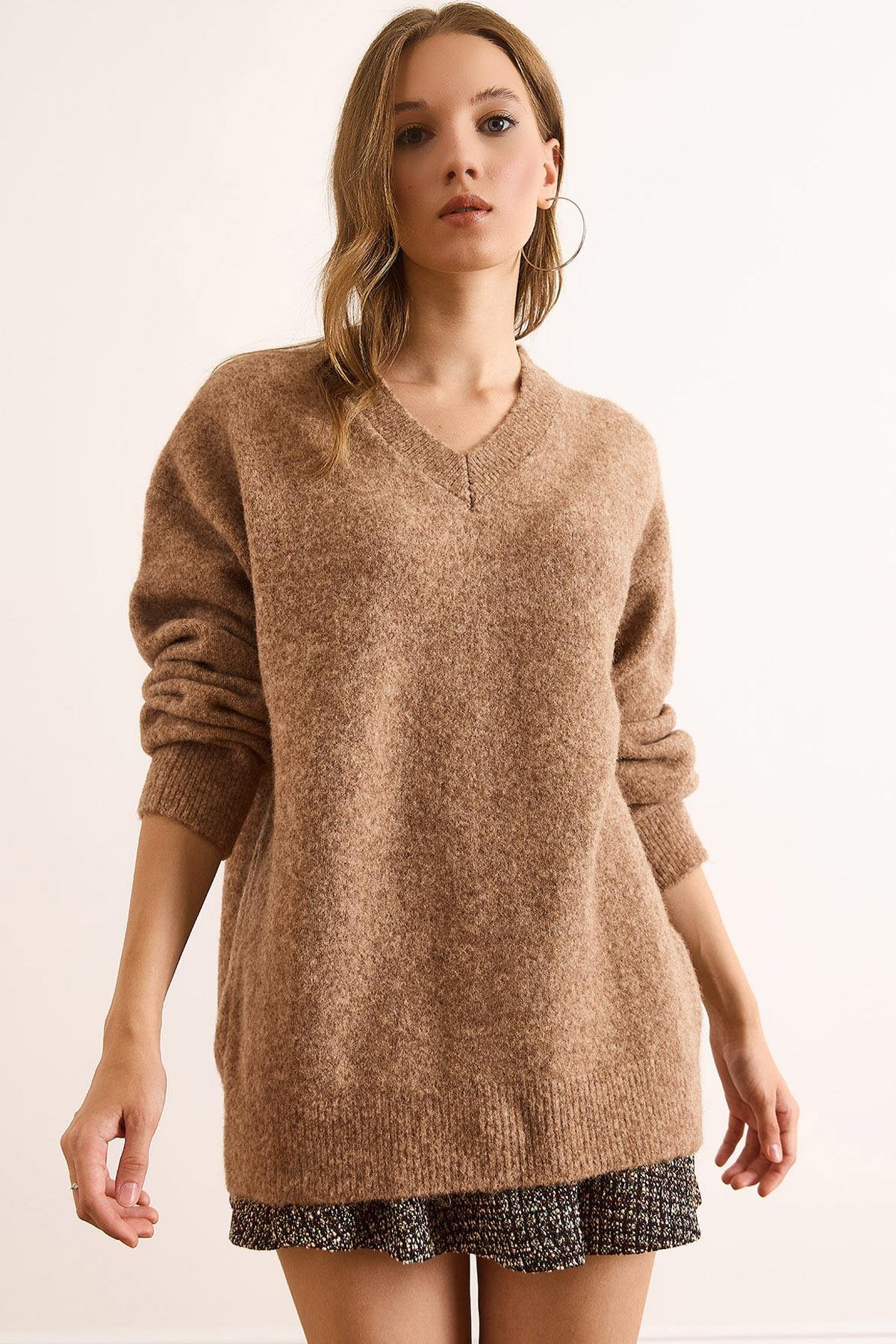 V Yaka Yumuşak Dokulu Relaxed Fit Kazak Kahverengi