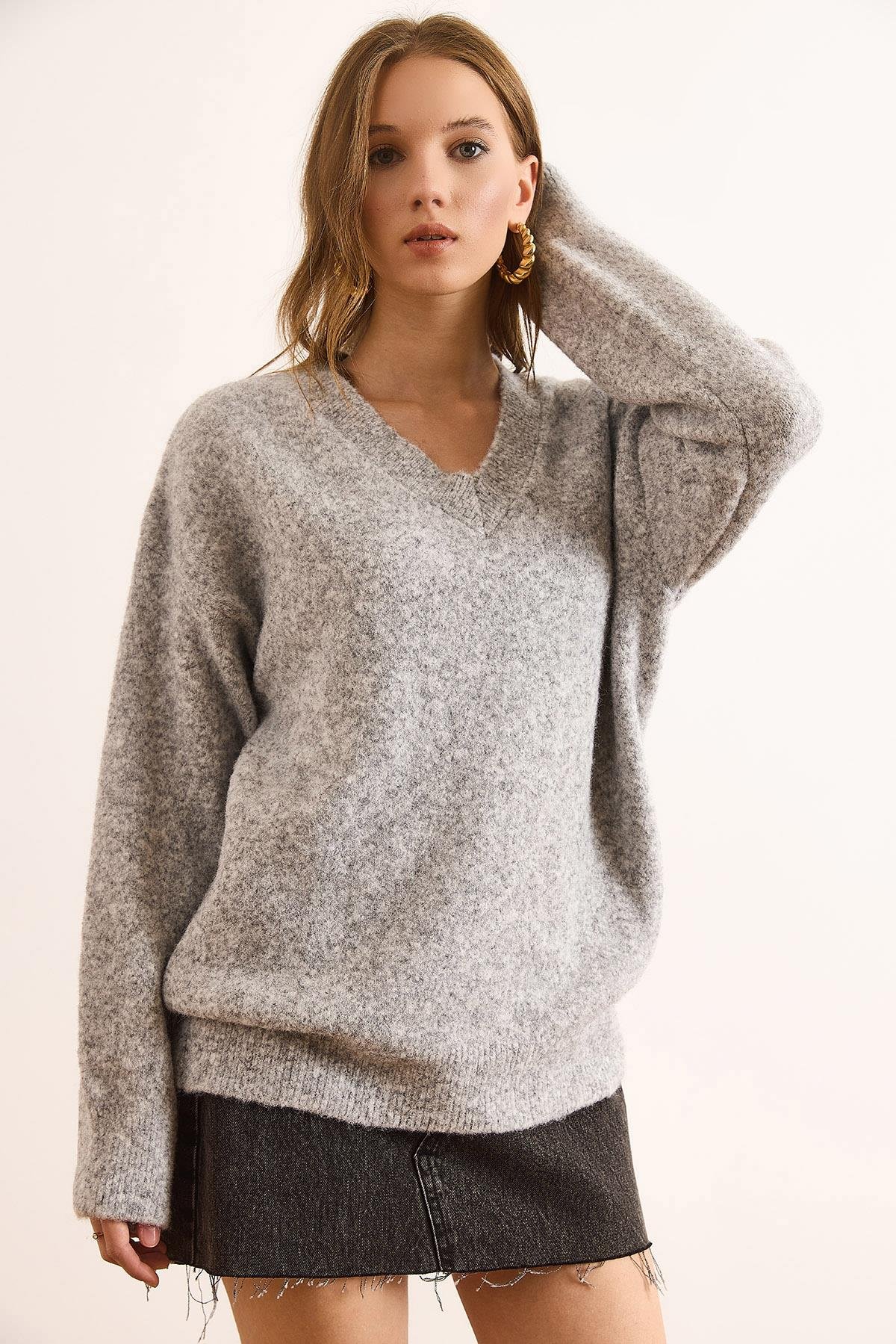 V Yaka Yumuşak Dokulu Relaxed Fit Kazak Gri