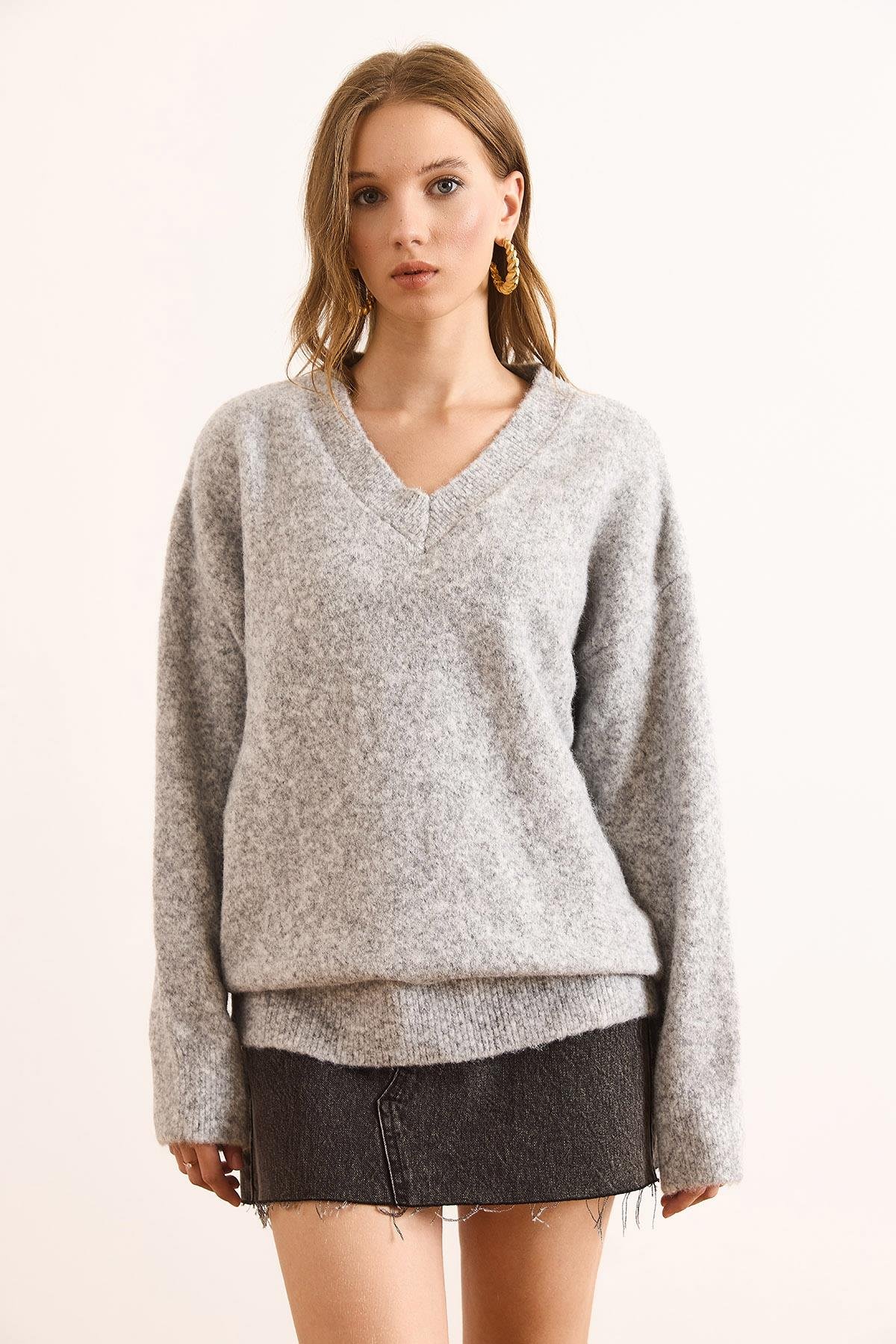 V Yaka Yumuşak Dokulu Relaxed Fit Kazak Gri