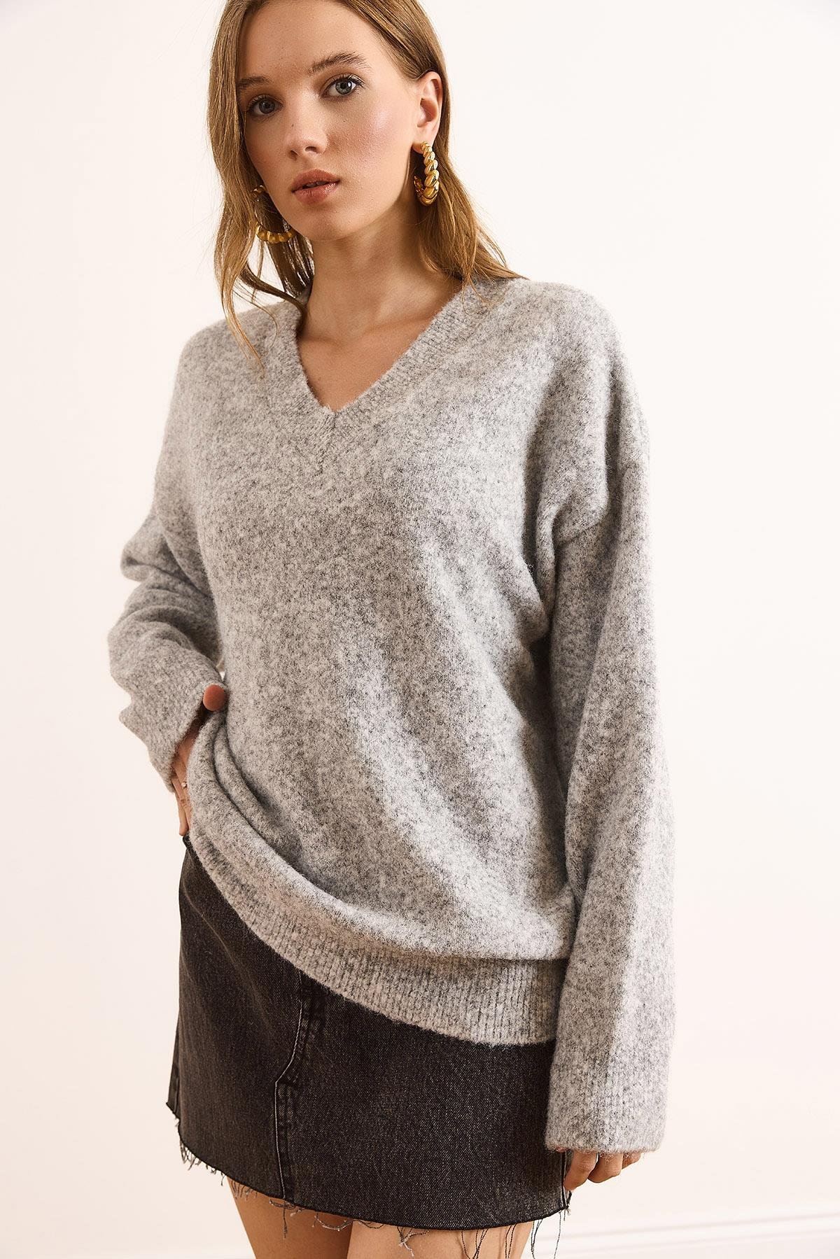 V Yaka Yumuşak Dokulu Relaxed Fit Kazak Gri