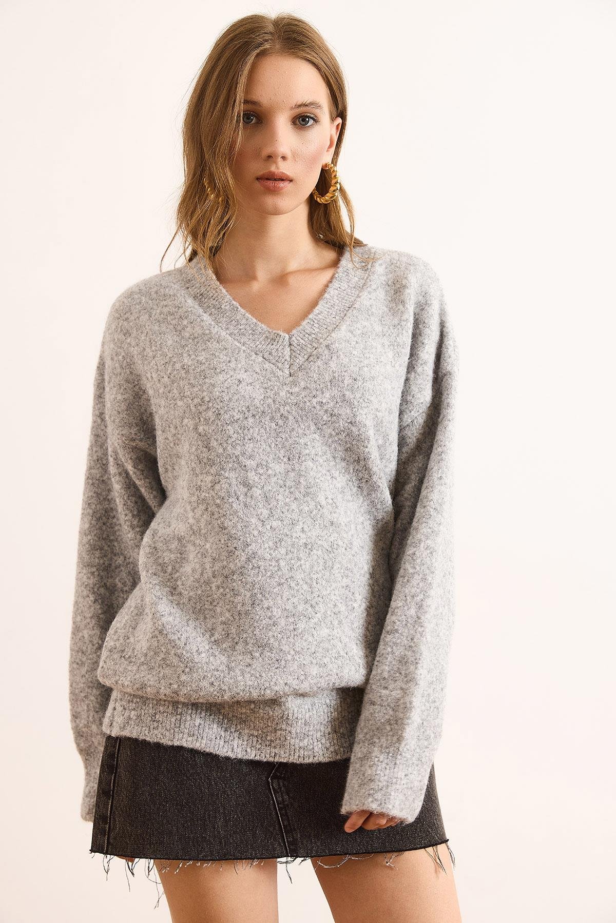 V Yaka Yumuşak Dokulu Relaxed Fit Kazak Gri