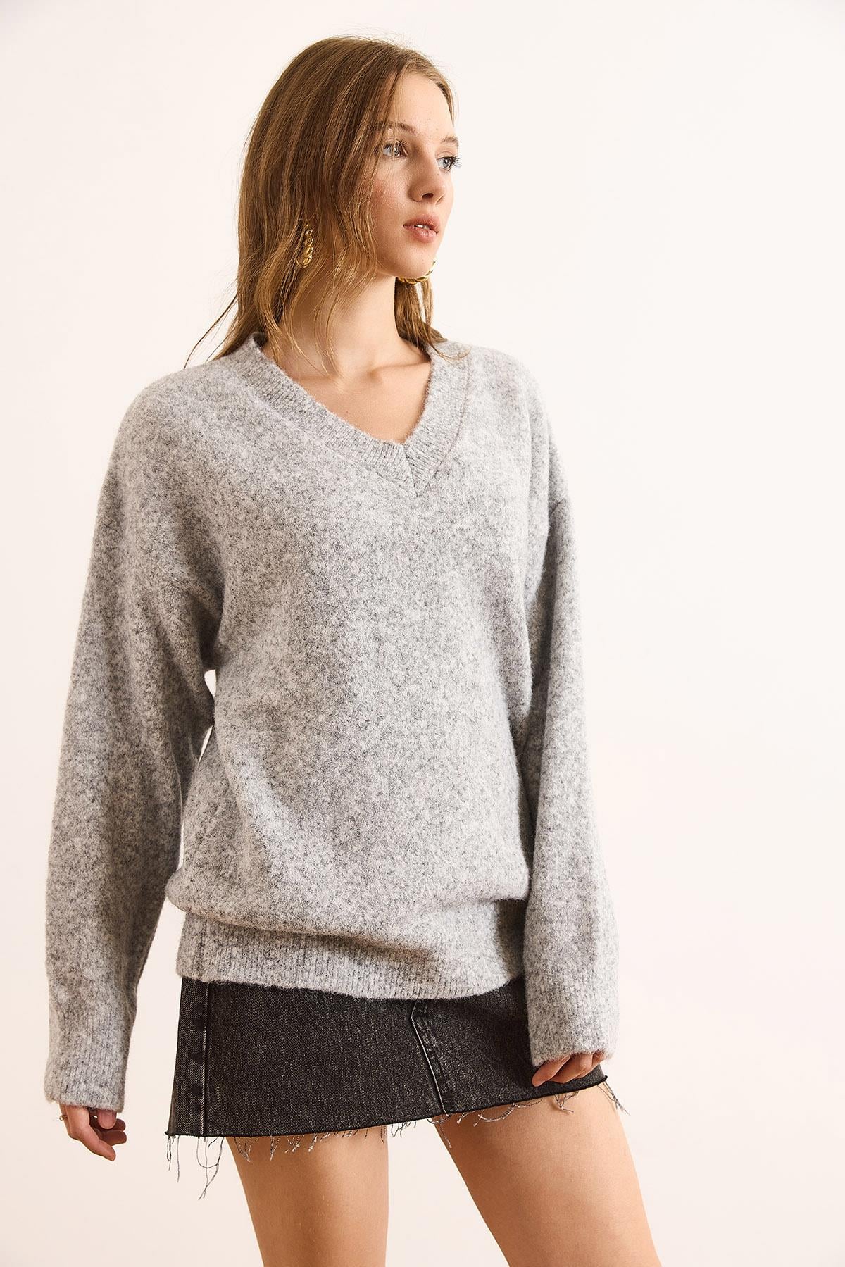 V Yaka Yumuşak Dokulu Relaxed Fit Kazak Gri