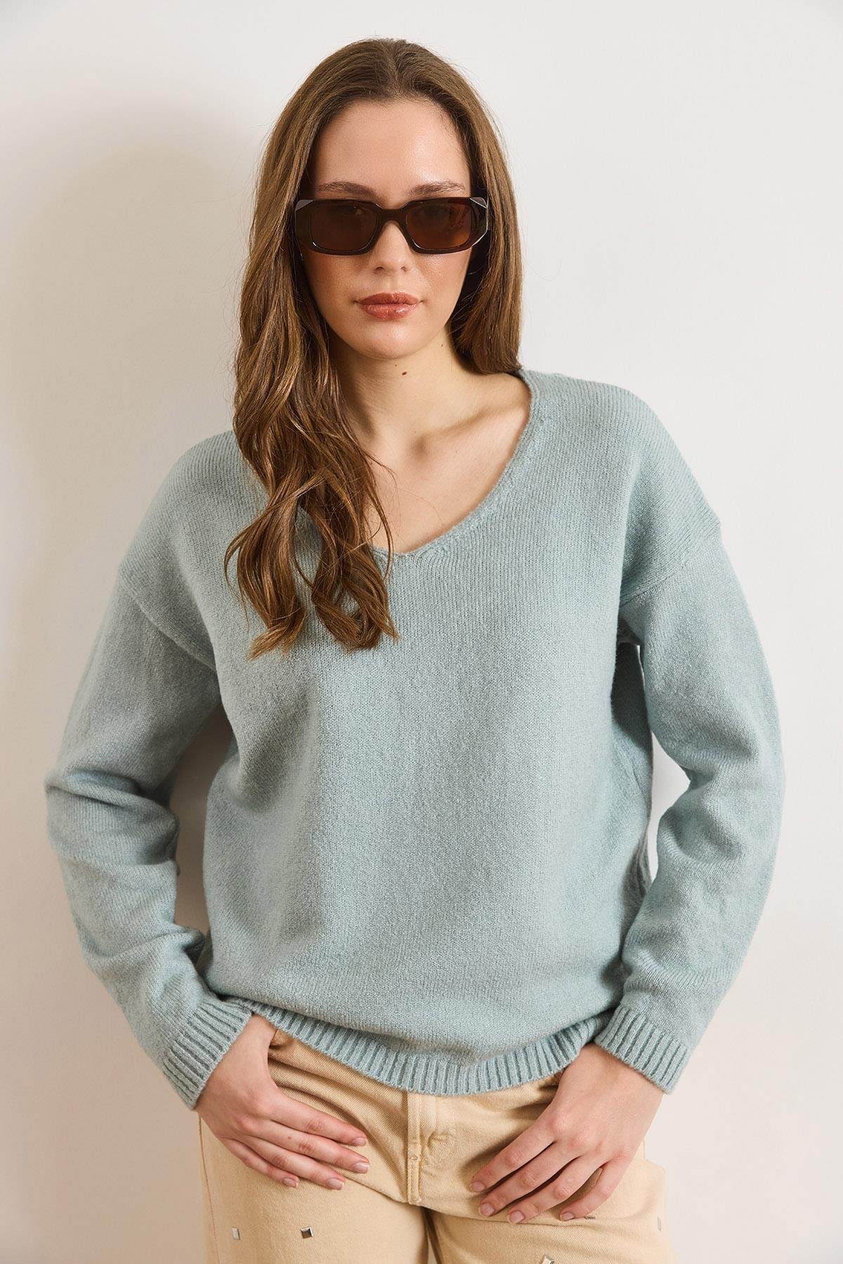 V Yaka Yumuşak Dokulu Triko Kazak Mint Yeşili