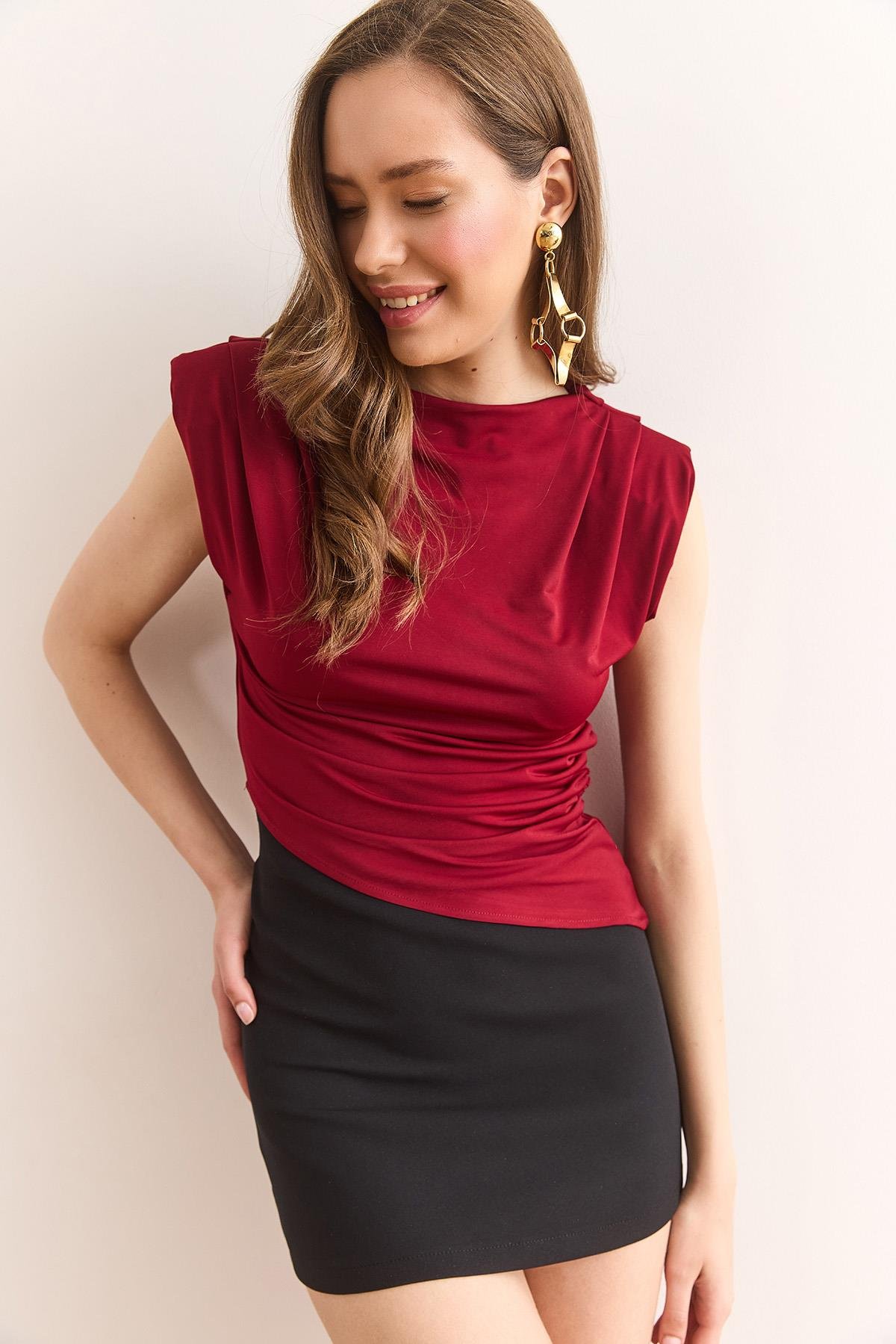 Vatkalı Drape Detaylı Altı Asimetrik Sandy Bluz Bordo
