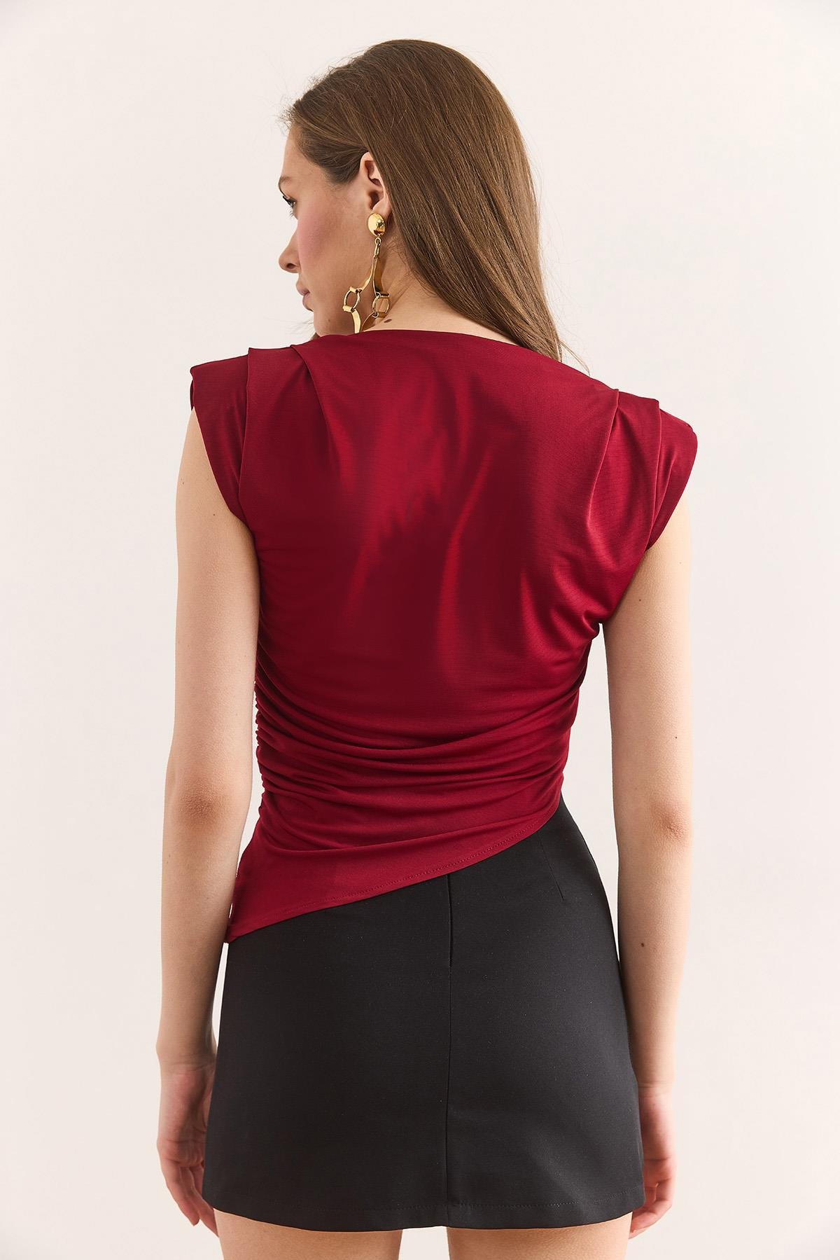 Vatkalı Drape Detaylı Altı Asimetrik Sandy Bluz Bordo