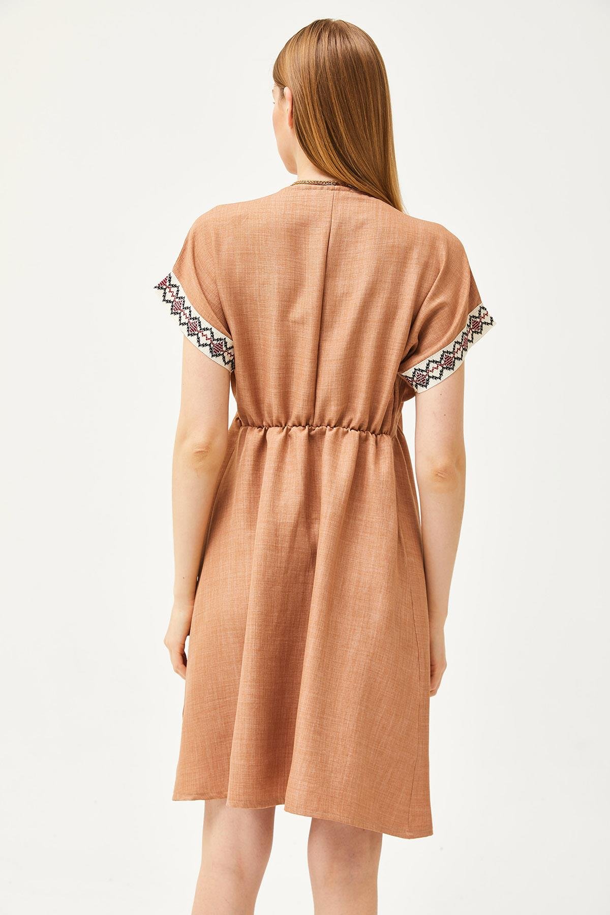 Yaka Dantelli Keten İçerikli Elbise Camel
