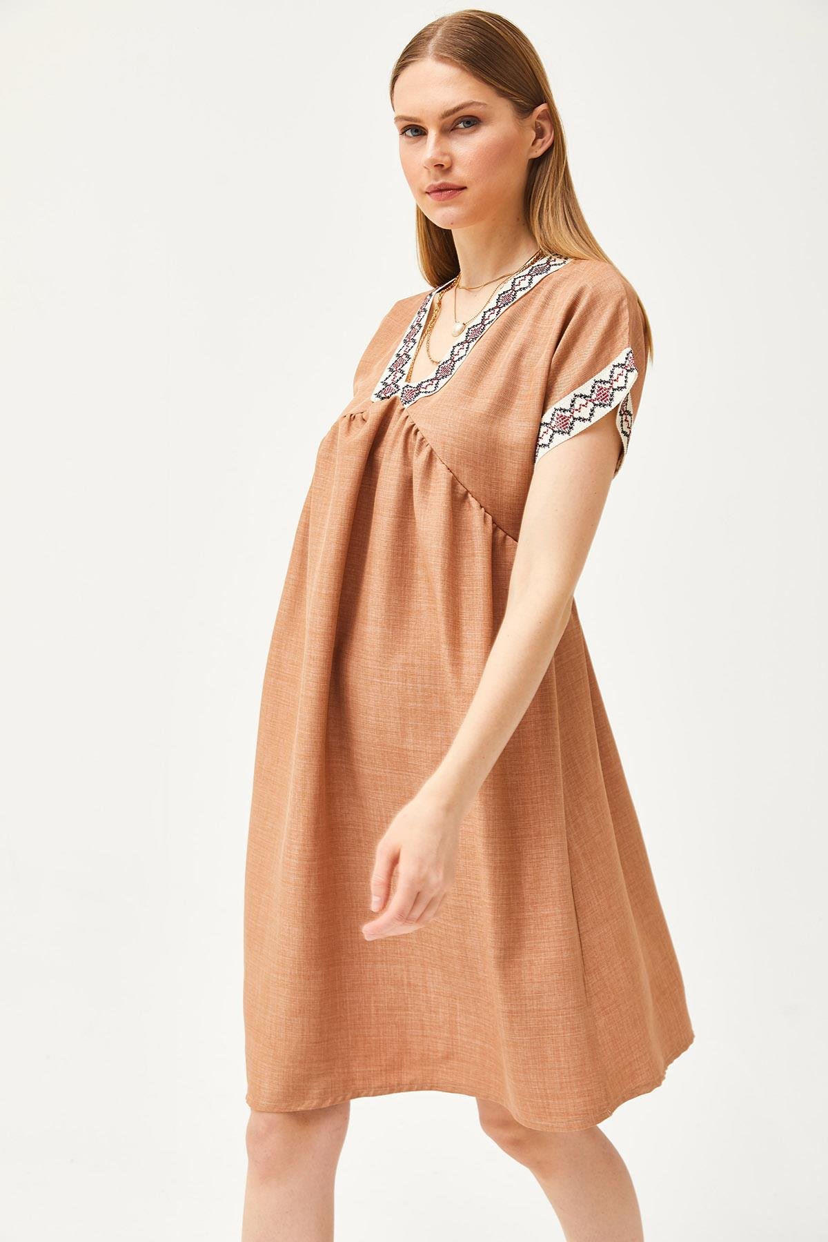 Yaka Dantelli Keten İçerikli Elbise Camel