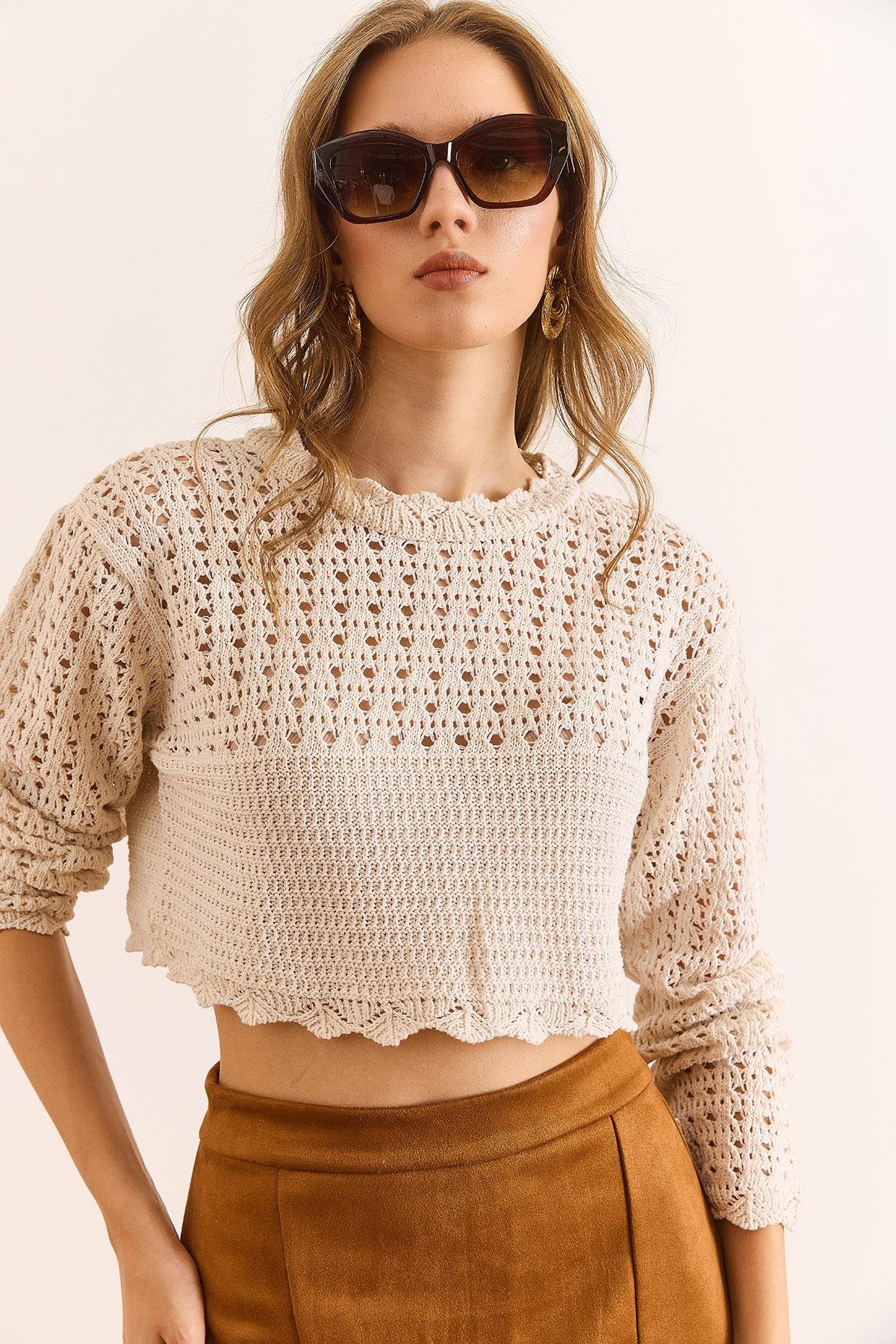 Yaka Detaylı Ajurlu Crop Triko Bluz Ekru