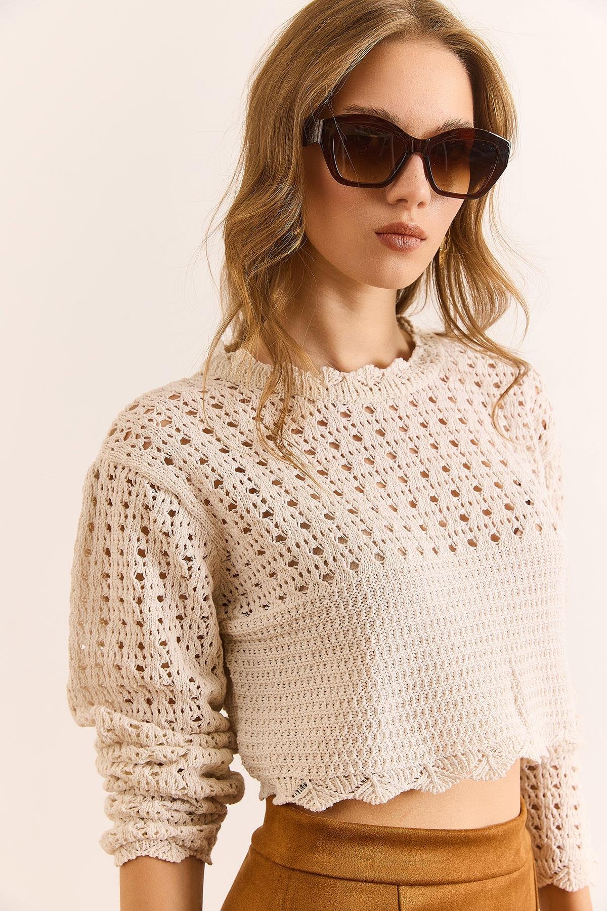 Yaka Detaylı Ajurlu Crop Triko Bluz Ekru