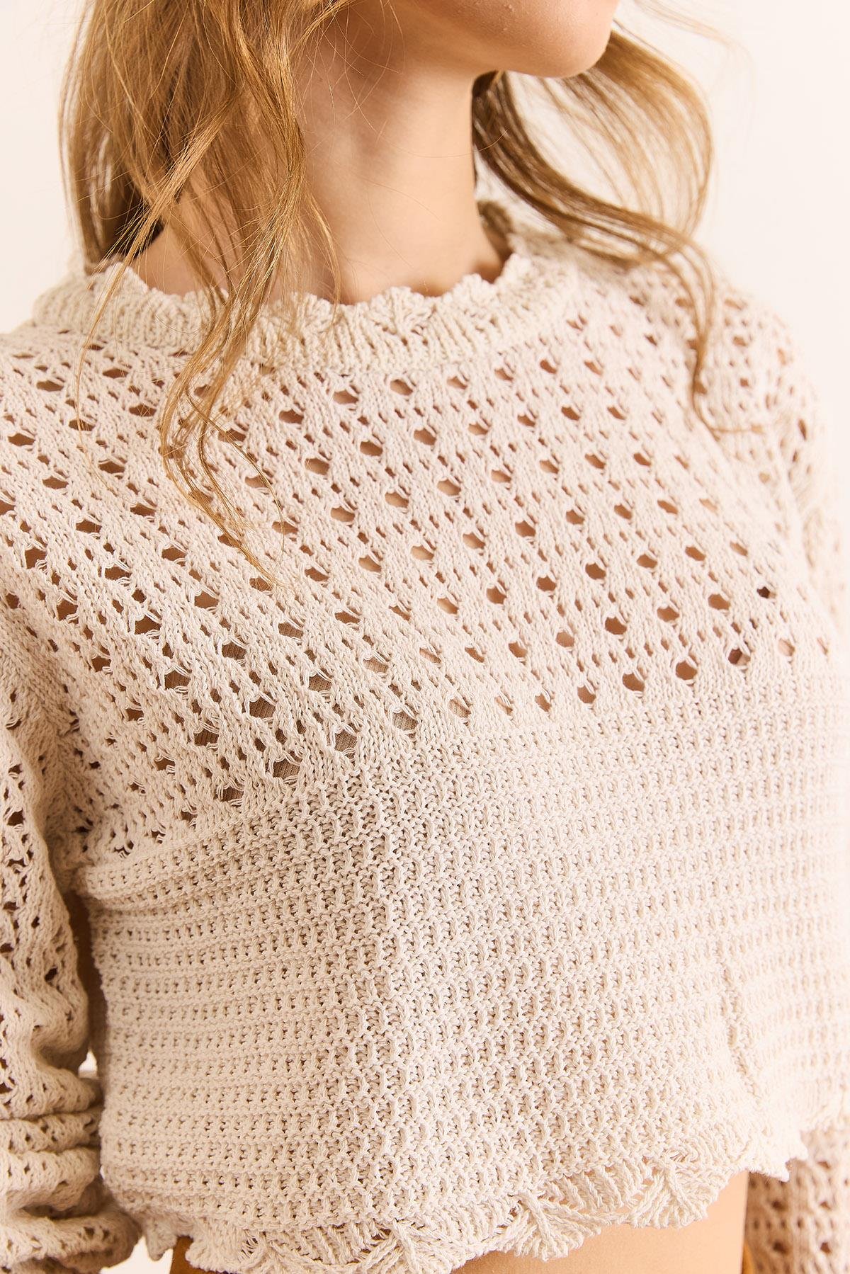 Yaka Detaylı Ajurlu Crop Triko Bluz Ekru