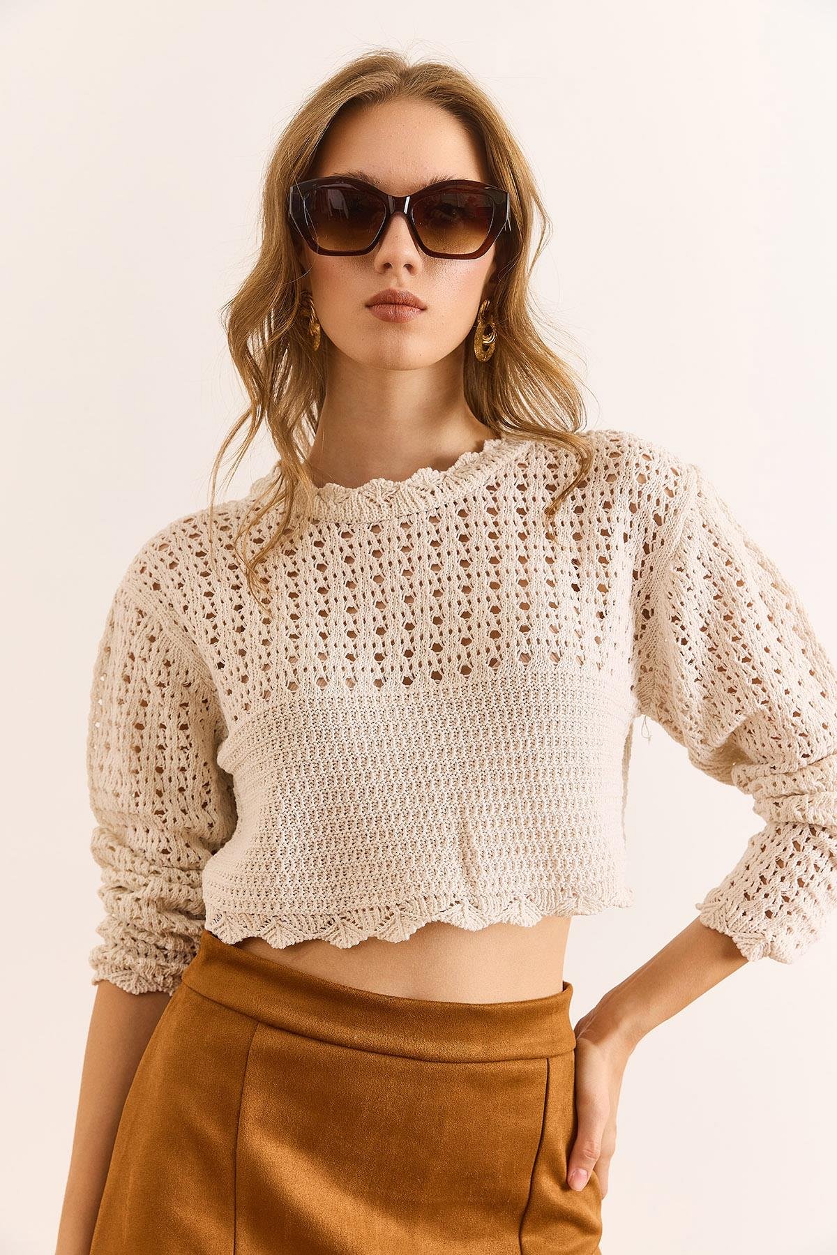 Yaka Detaylı Ajurlu Crop Triko Bluz Ekru