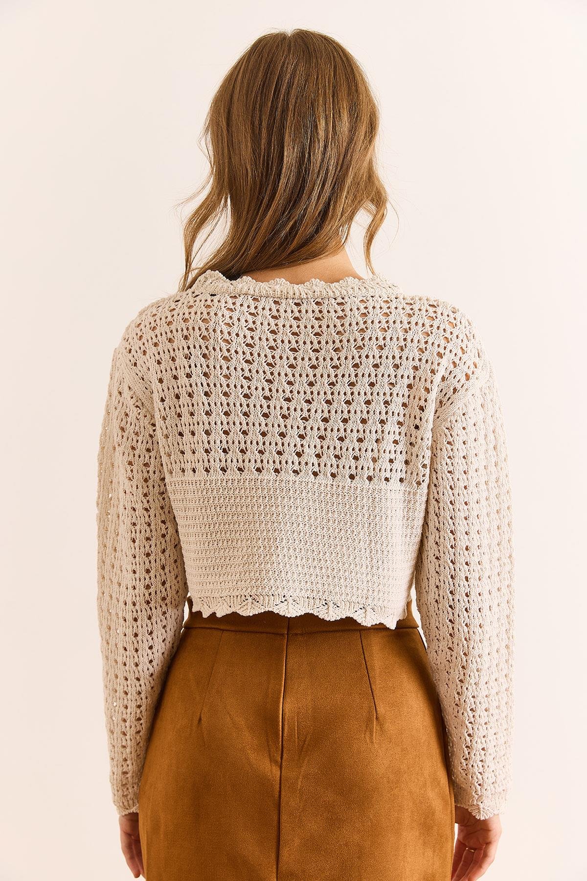 Yaka Detaylı Ajurlu Crop Triko Bluz Ekru