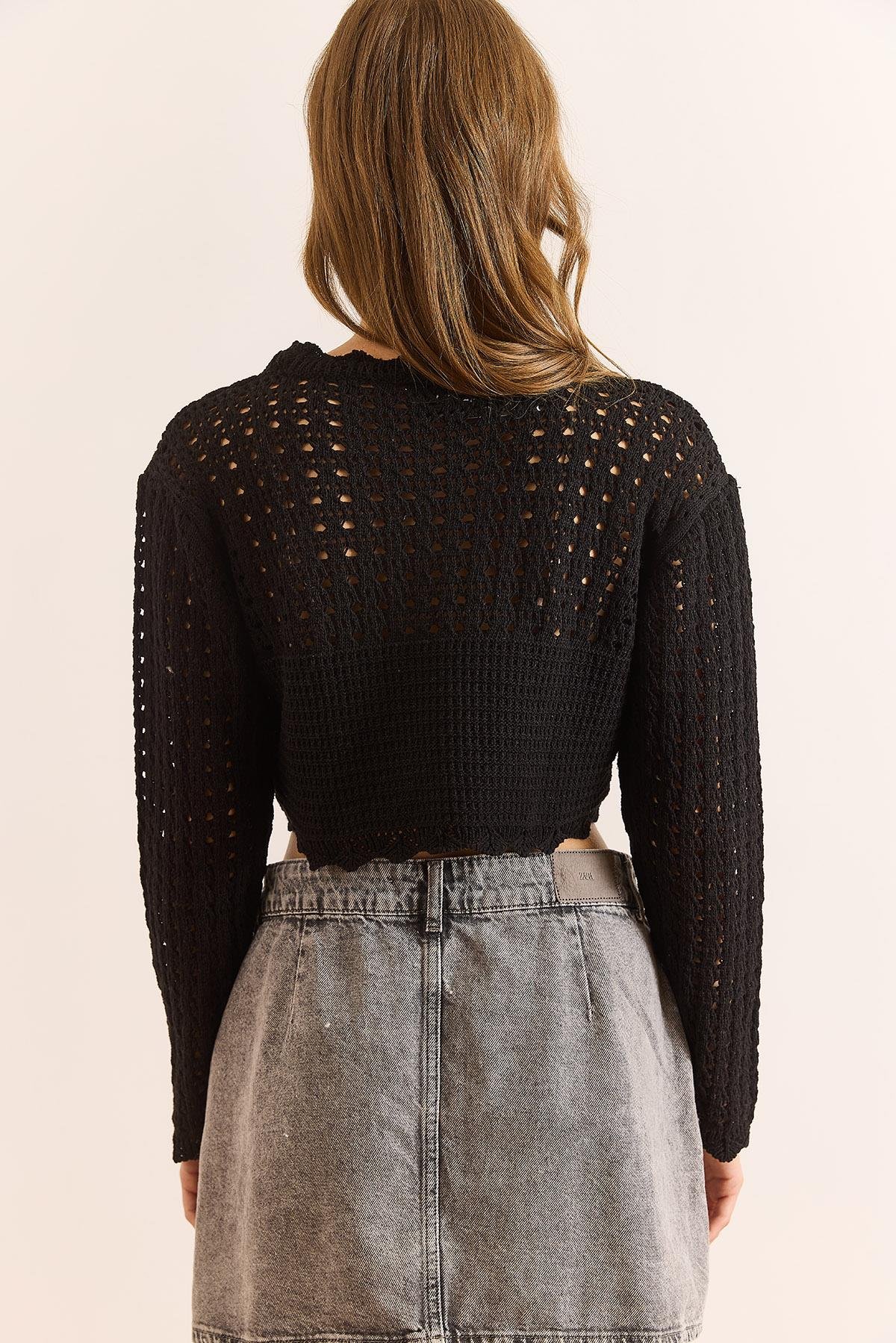 Yaka Detaylı Ajurlu Crop Triko Bluz Siyah
