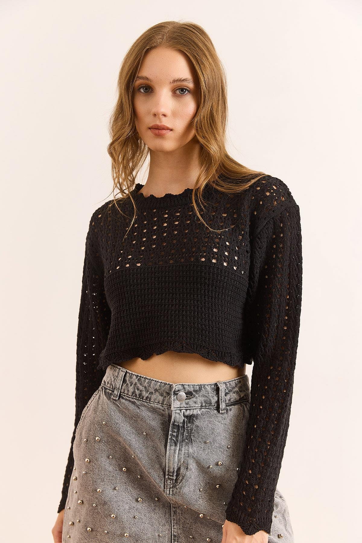 Yaka Detaylı Ajurlu Crop Triko Bluz Siyah