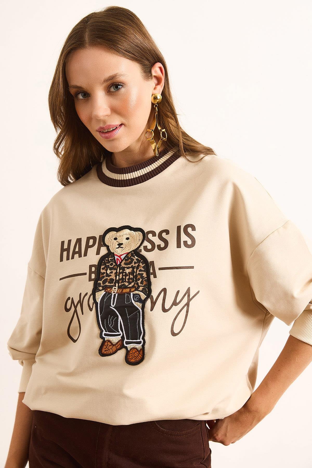 Yaka Detaylı Aplike Garnili Oversize Sweatshirt Taş