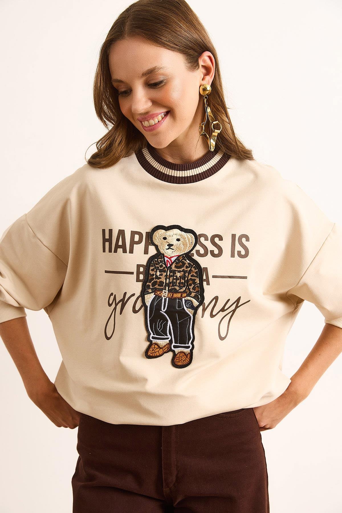 Yaka Detaylı Aplike Garnili Oversize Sweatshirt Taş