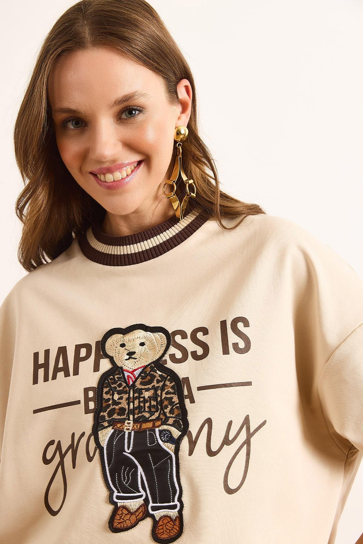 Yaka Detaylı Aplike Garnili Oversize Sweatshirt Taş
