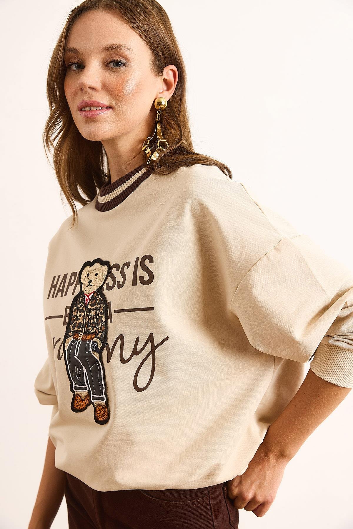 Yaka Detaylı Aplike Garnili Oversize Sweatshirt Taş