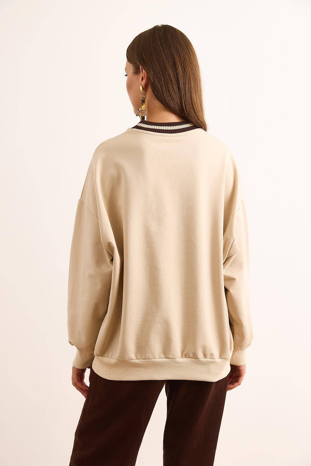 Yaka Detaylı Aplike Garnili Oversize Sweatshirt Taş