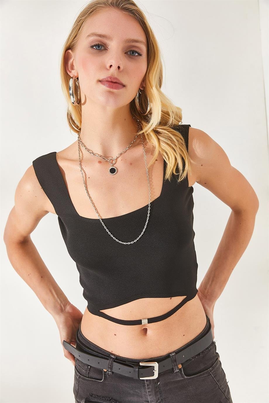Yaka Detaylı Bel Dekolteli Crop Triko Bluz Siyah