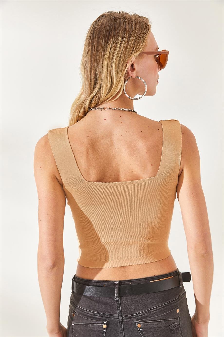 Yaka Detaylı Bel Dekolteli Crop Triko Bluz Bej