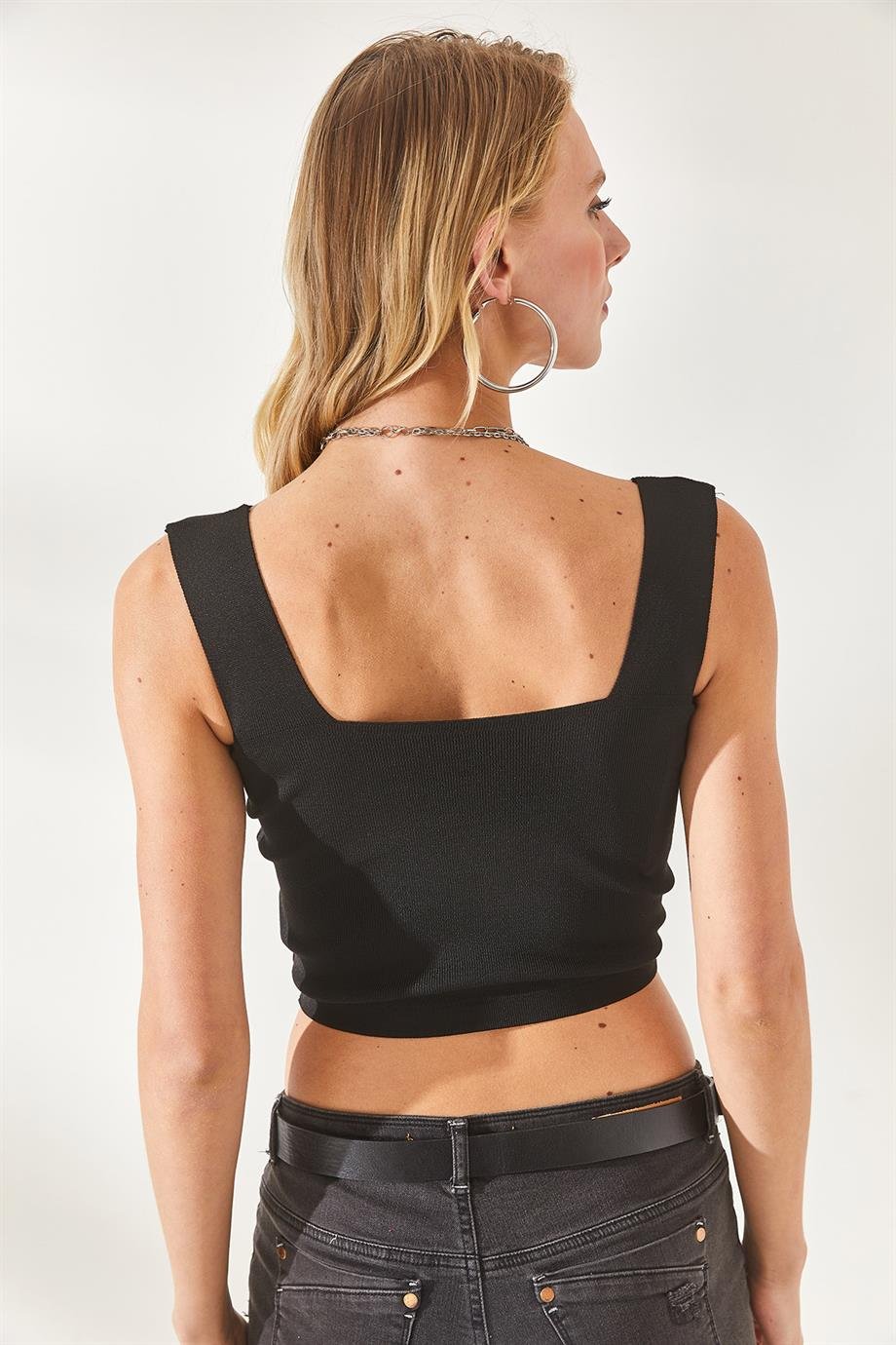 Yaka Detaylı Bel Dekolteli Crop Triko Bluz Siyah