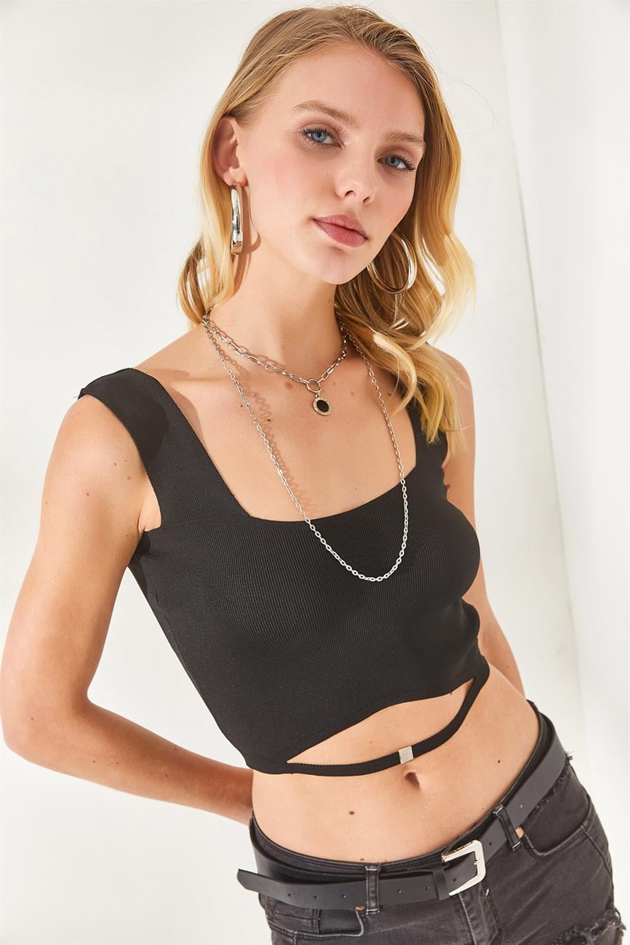 Yaka Detaylı Bel Dekolteli Crop Triko Bluz Siyah