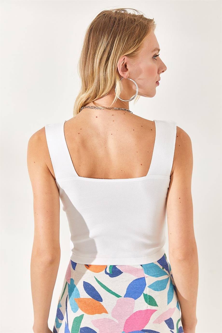 Yaka Detaylı Bel Dekolteli Crop Triko Bluz Beyaz
