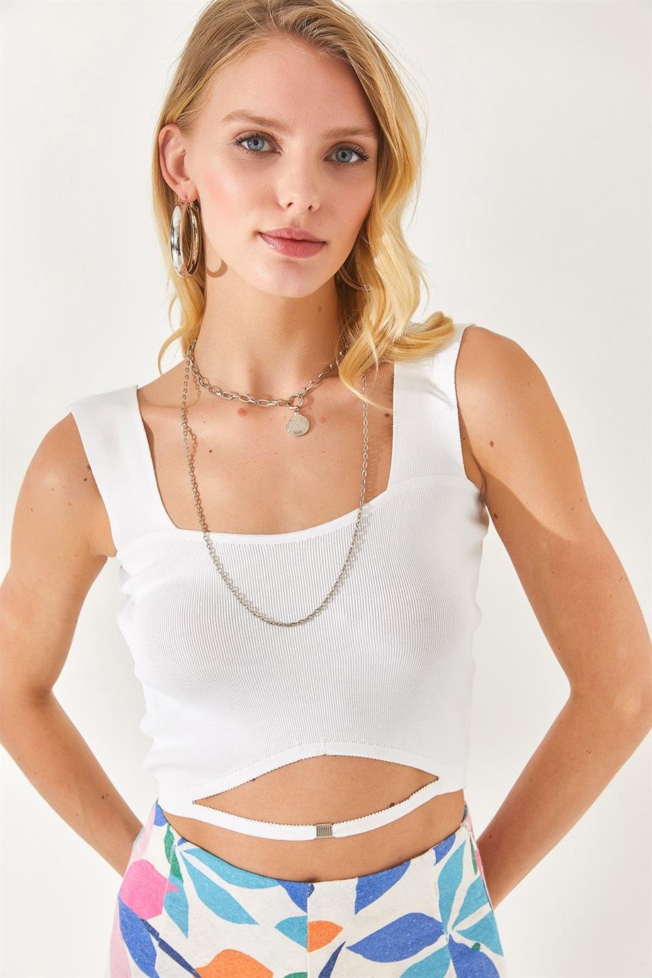 Yaka Detaylı Bel Dekolteli Crop Triko Bluz Beyaz