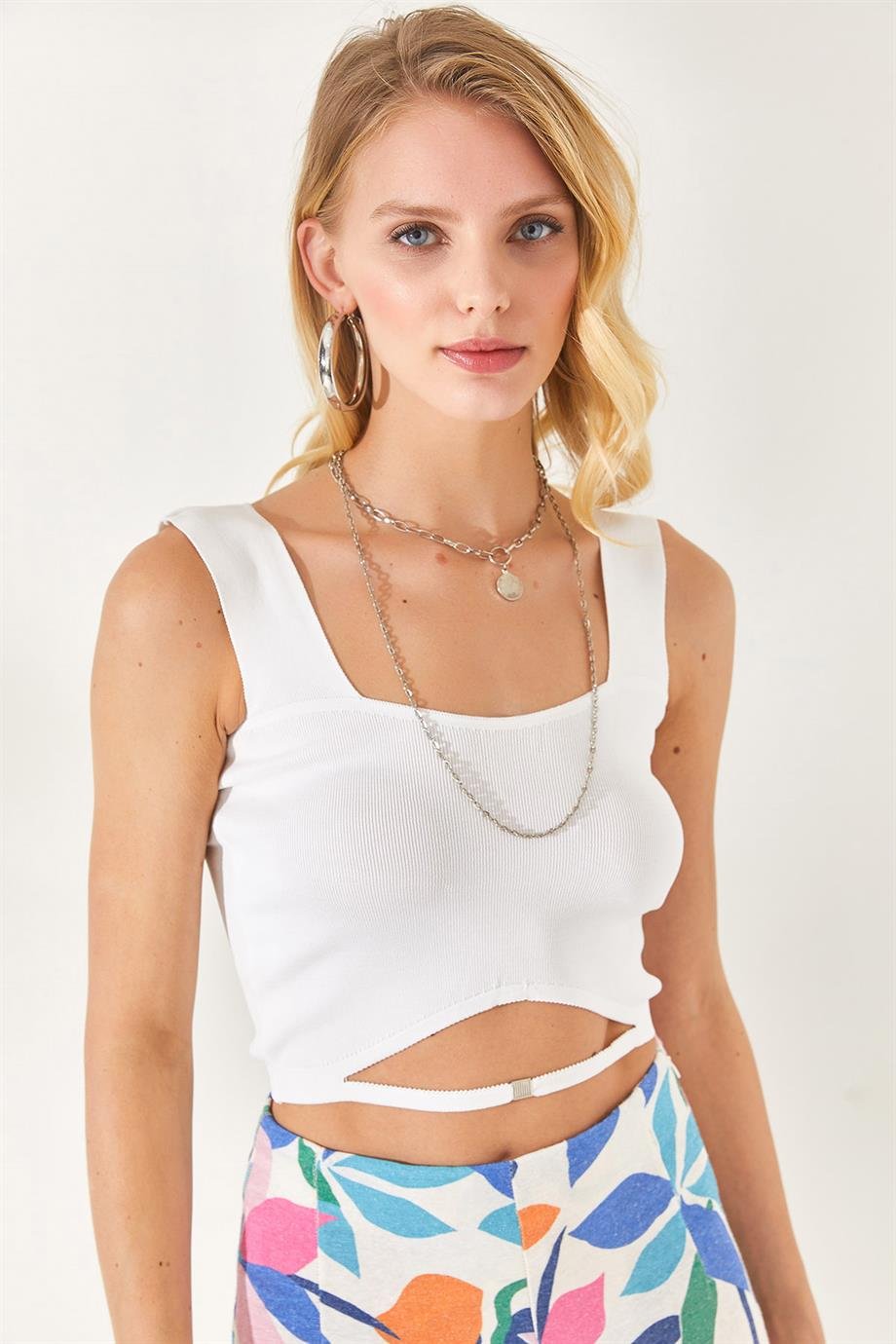 Yaka Detaylı Bel Dekolteli Crop Triko Bluz Beyaz