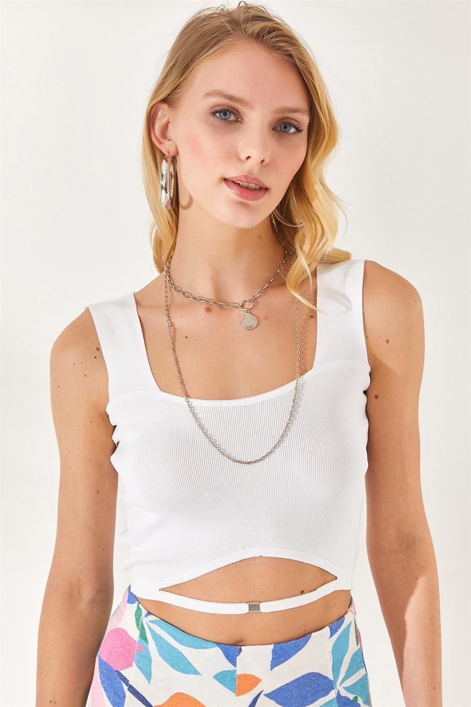 Yaka Detaylı Bel Dekolteli Crop Triko Bluz Beyaz