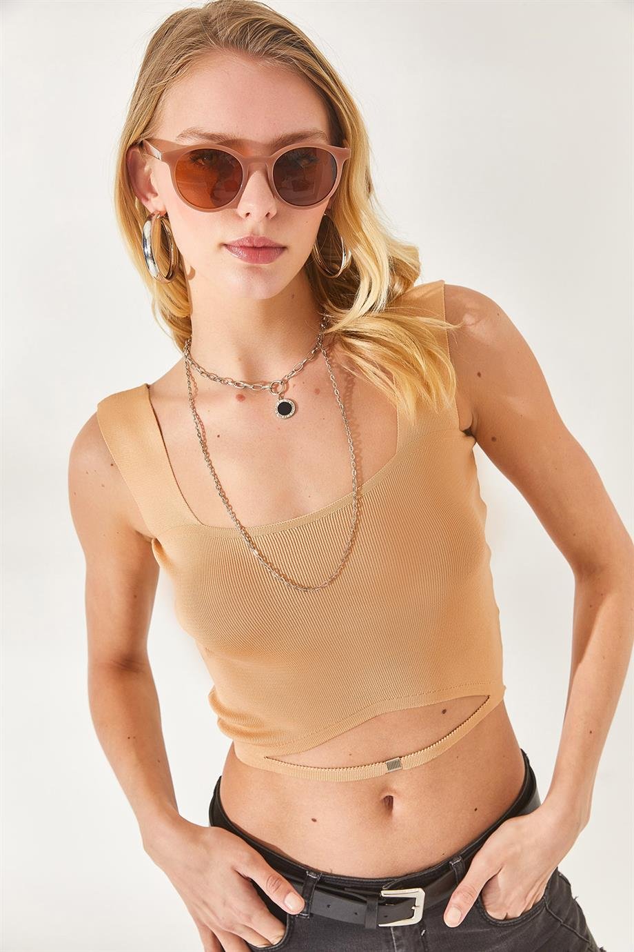 Yaka Detaylı Bel Dekolteli Crop Triko Bluz Bej