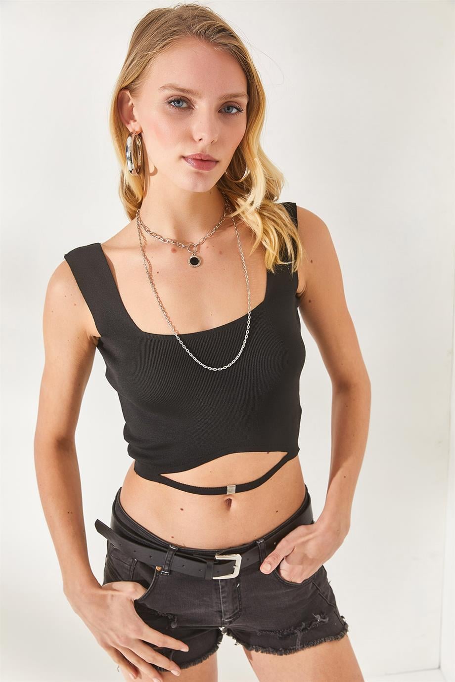 Yaka Detaylı Bel Dekolteli Crop Triko Bluz Siyah