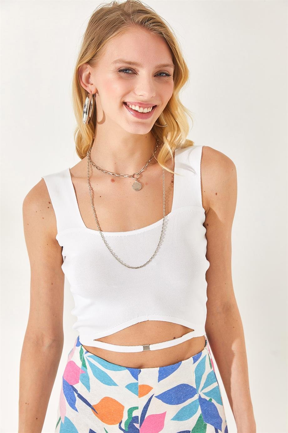 Yaka Detaylı Bel Dekolteli Crop Triko Bluz Beyaz