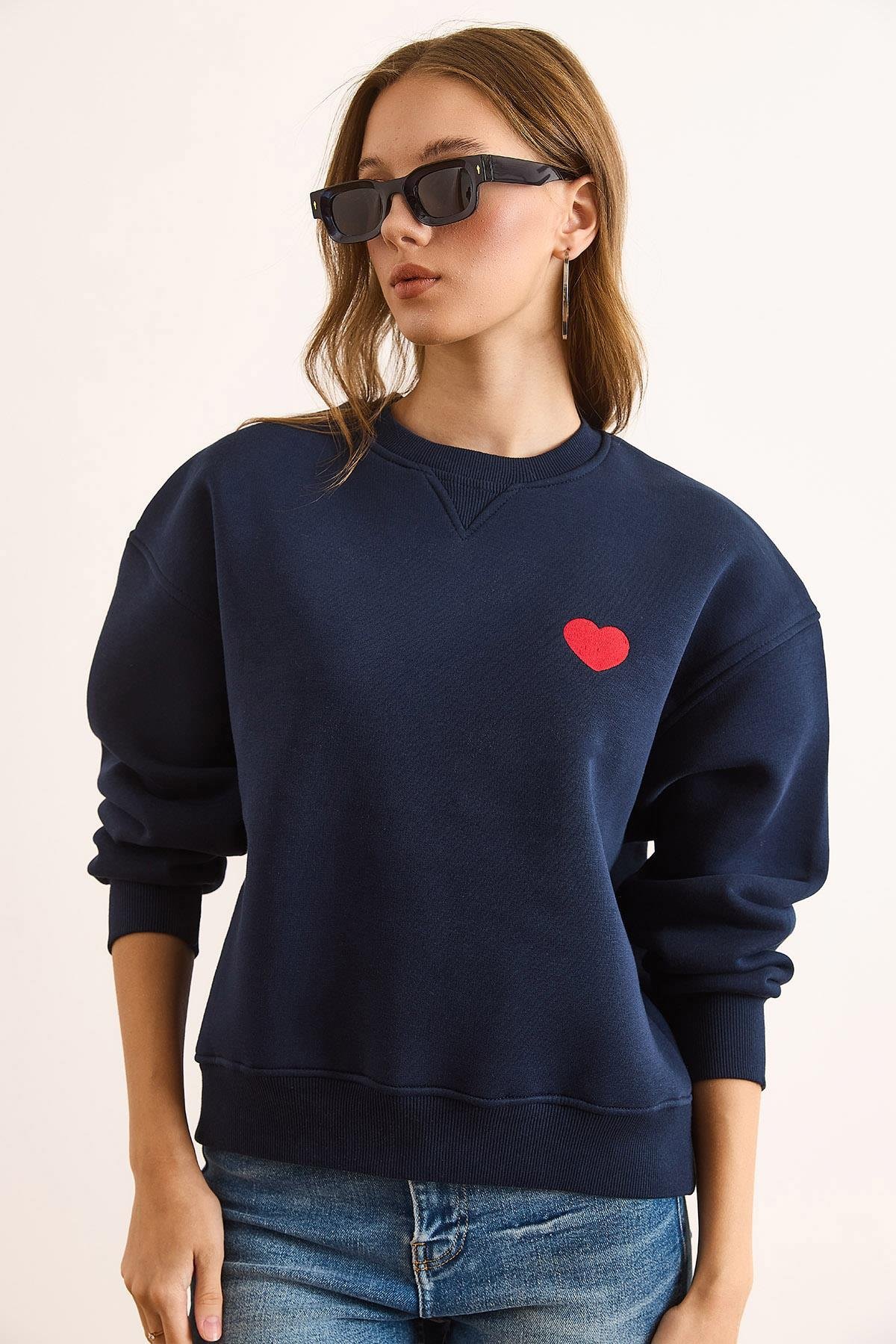 Yaka Detaylı Kalp Nakışlı Şardonlu Kalın Sweatshirt Lacivert