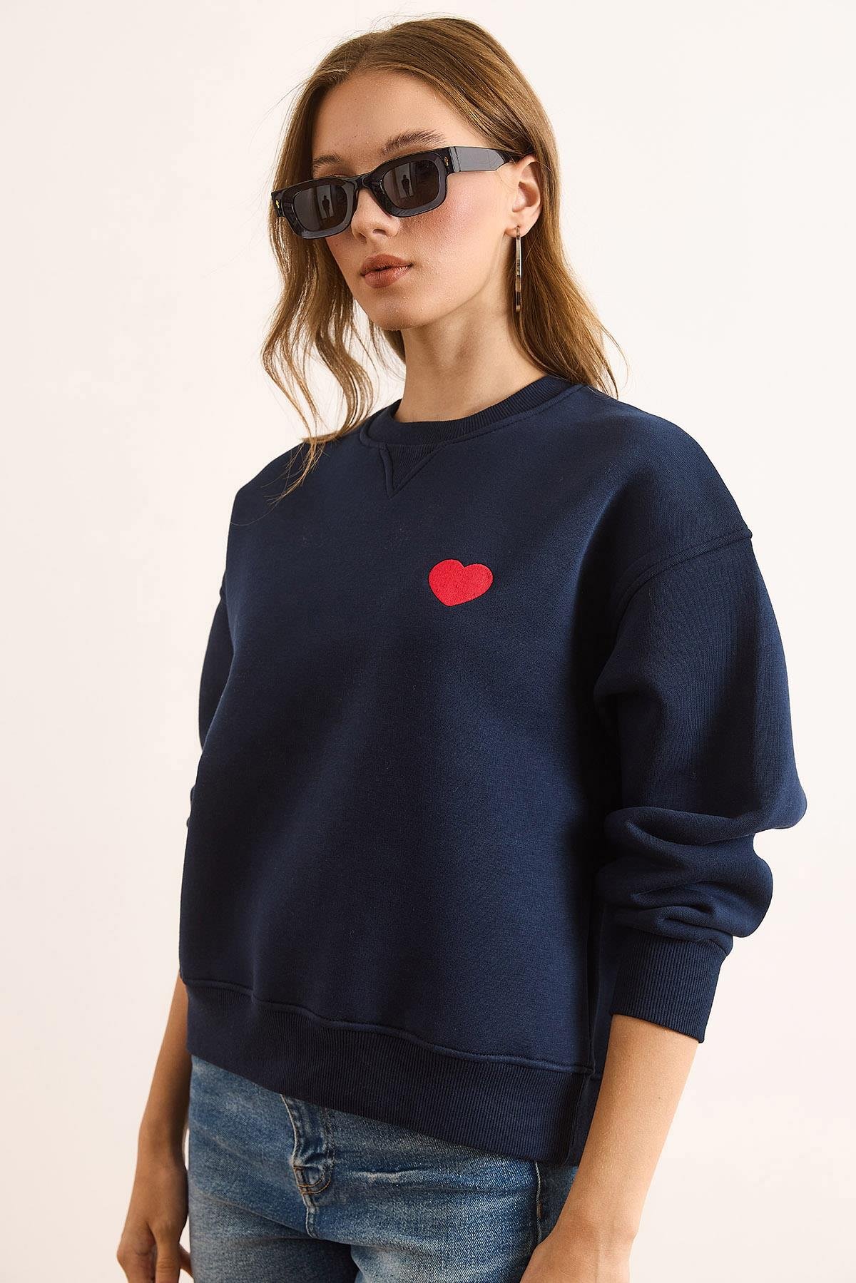 Yaka Detaylı Kalp Nakışlı Şardonlu Kalın Sweatshirt Lacivert