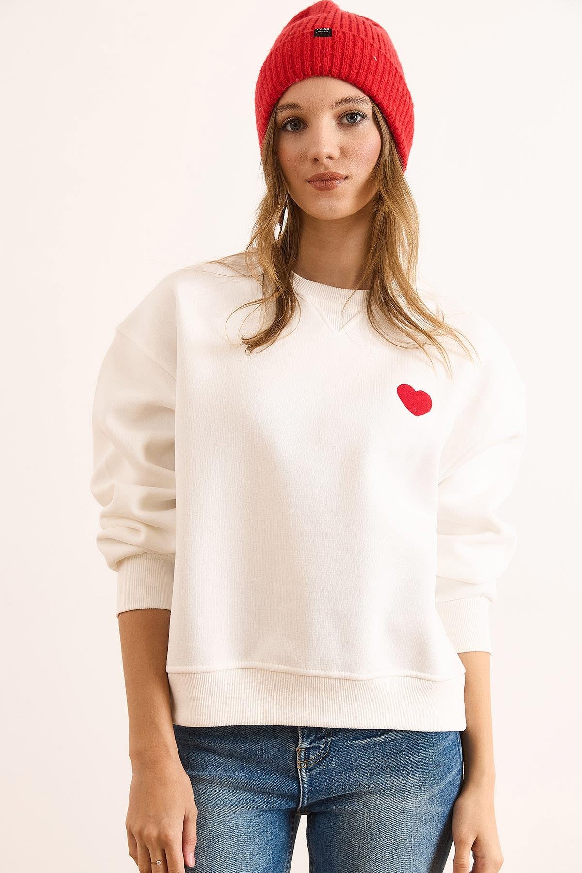 Yaka Detaylı Kalp Nakışlı Şardonlu Kalın Sweatshirt Beyaz