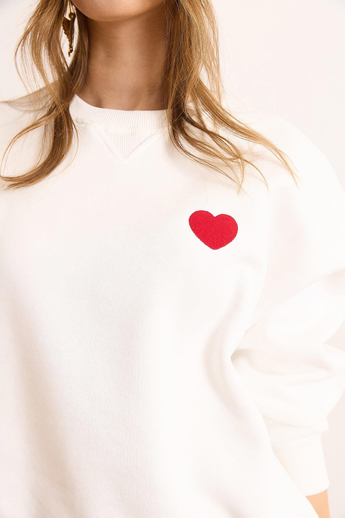 Yaka Detaylı Kalp Nakışlı Şardonlu Kalın Sweatshirt Beyaz