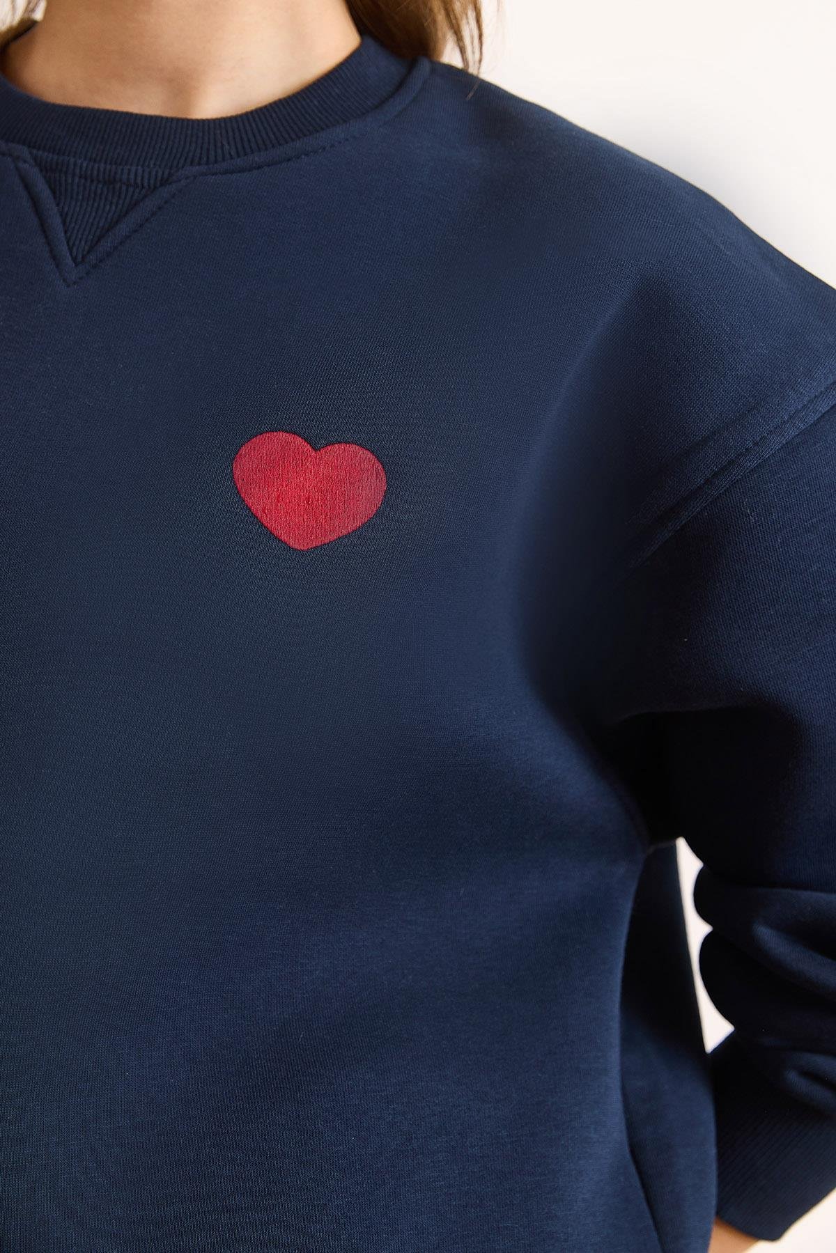 Yaka Detaylı Kalp Nakışlı Şardonlu Kalın Sweatshirt Lacivert