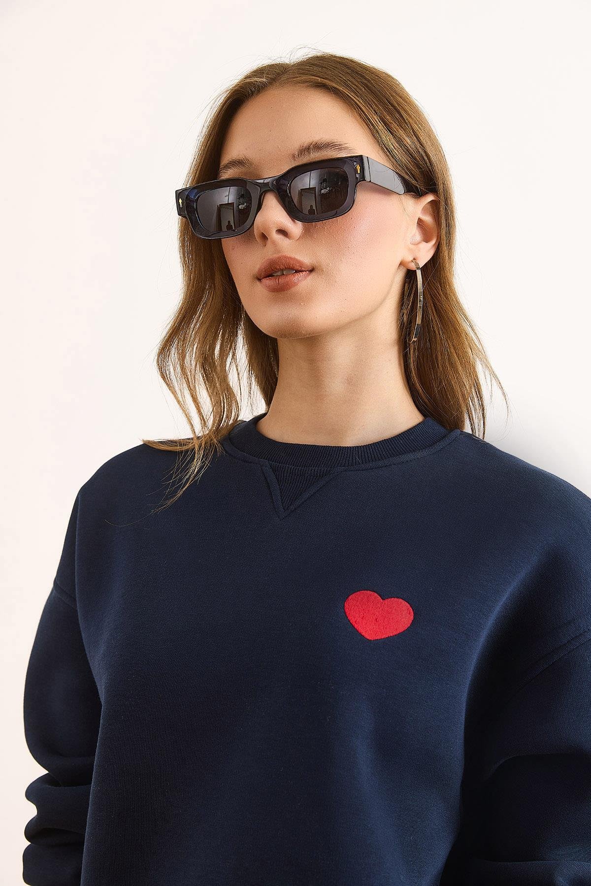 Yaka Detaylı Kalp Nakışlı Şardonlu Kalın Sweatshirt Lacivert