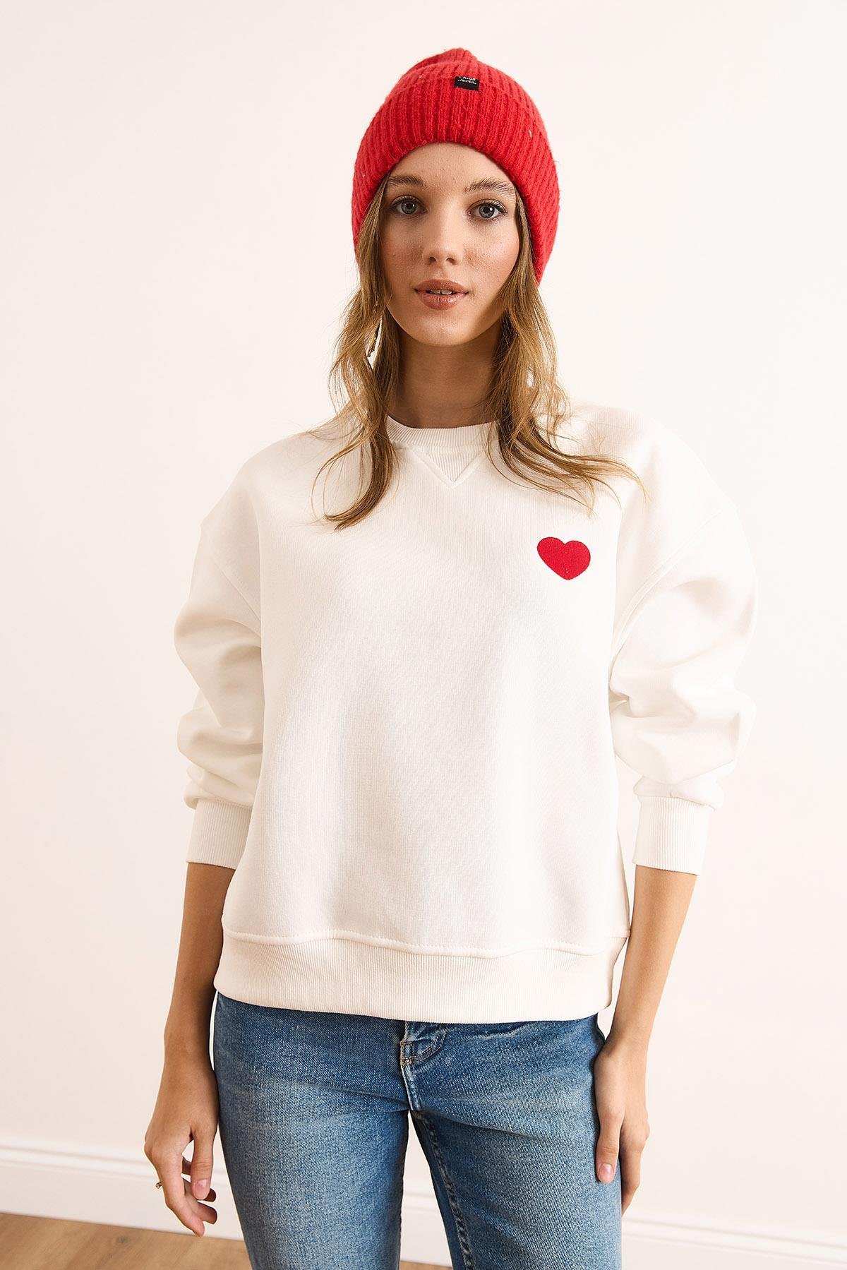Yaka Detaylı Kalp Nakışlı Şardonlu Kalın Sweatshirt Beyaz