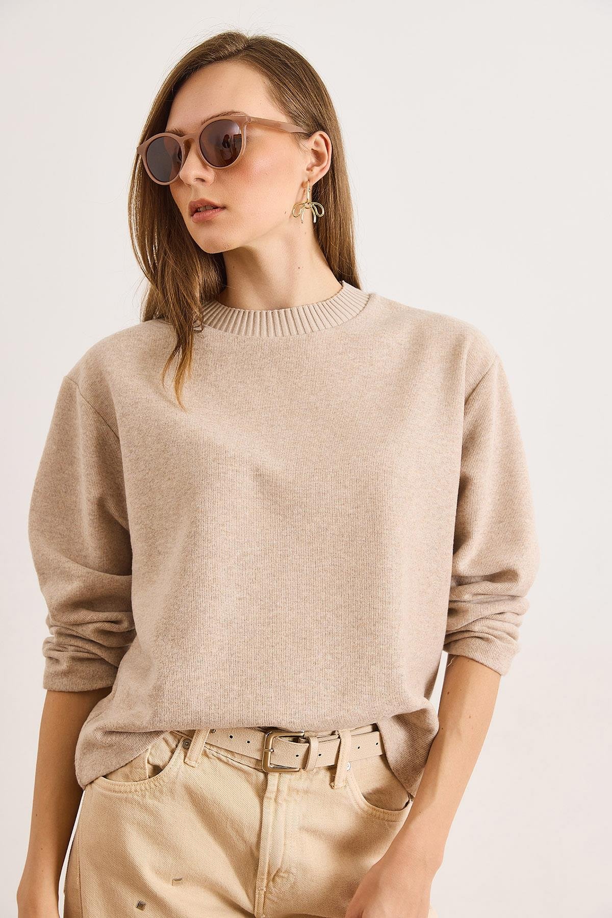 Yaka Detaylı Şardonlu Dökümlü Selanik Bluz Camel