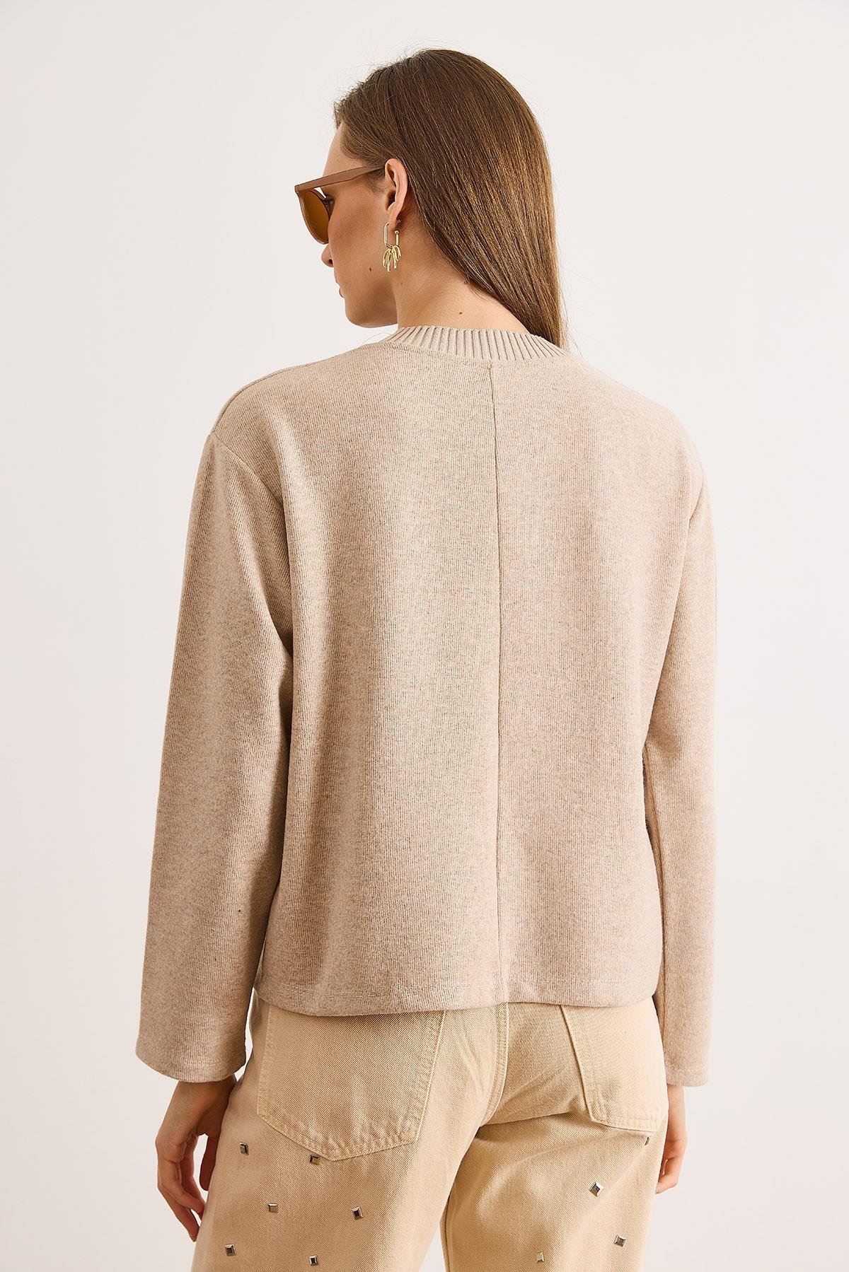 Yaka Detaylı Şardonlu Dökümlü Selanik Bluz Camel