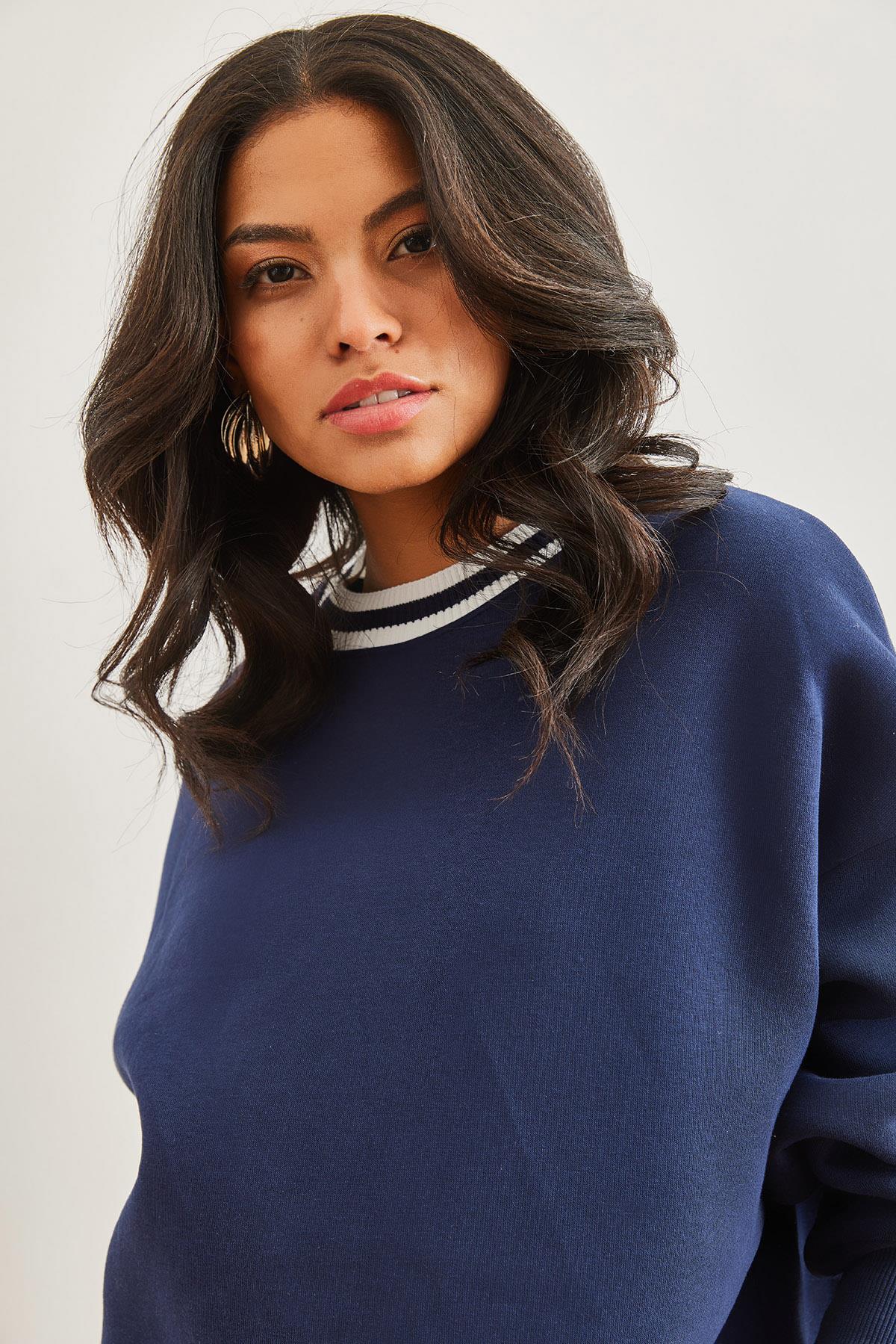 Yaka Detaylı Şardonlu Kalın Sweatshirt Lacivert