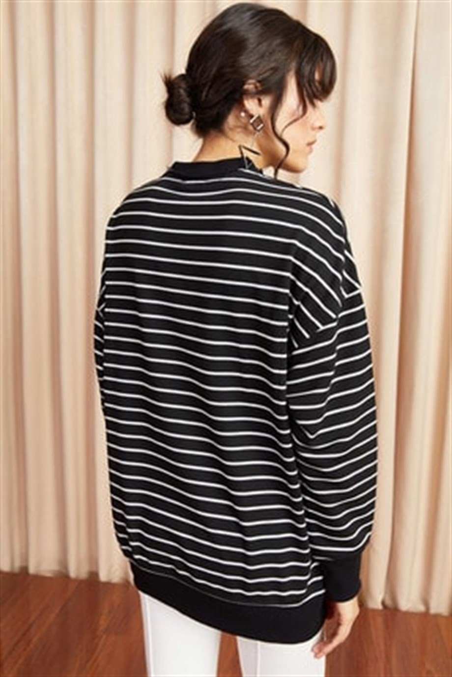 Yaka Detaylı Yumuşak Dokulu Salaş Sweatshirt Siyah