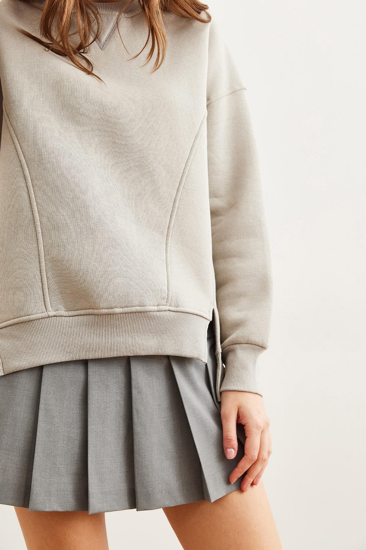 Yaka Dikiş Detaylı Yırtmaç Detaylı Şardonlu Sweatshirt Yunus Gri