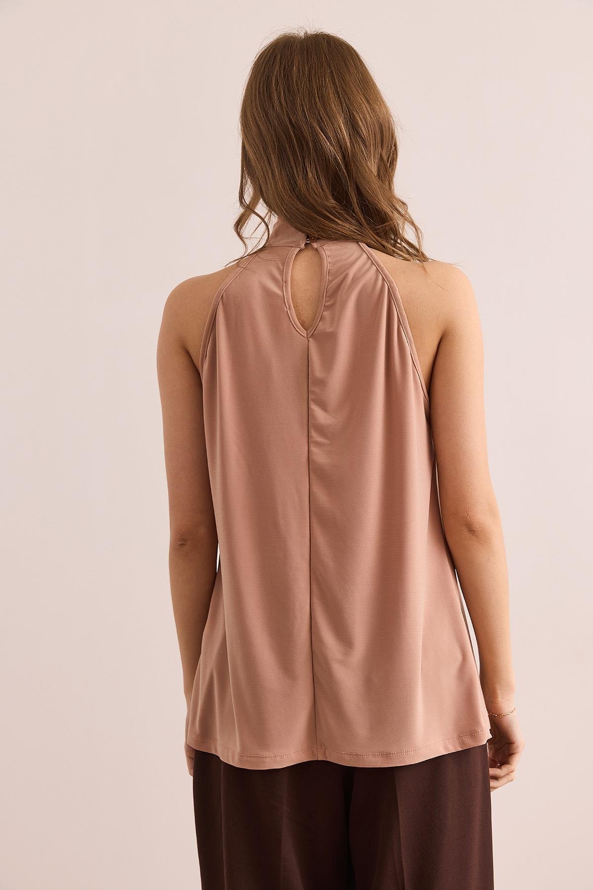 Yaka Düğmeli Halter Yaka Dökümlü Bluz Camel