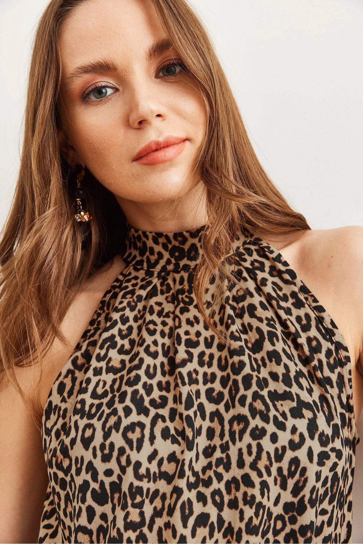 Yaka Düğmeli Halter Yaka Dökümlü Bluz Camel Leopar