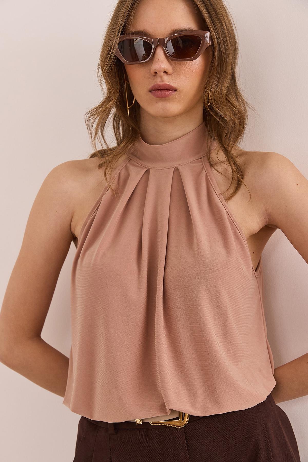 Yaka Düğmeli Halter Yaka Dökümlü Bluz Camel
